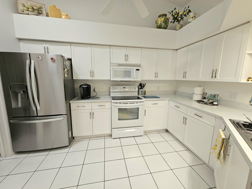 Welcome to this charming villa in the Gardens of St Lucie - photo 6