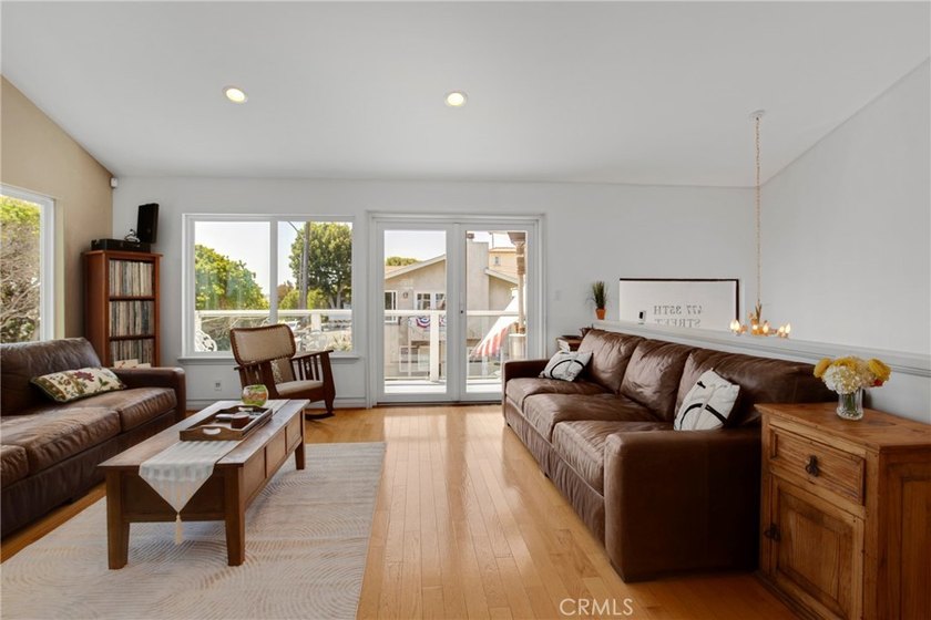 Perched high on a corner lot in Manhattan Beach's desirable Sand - photo 8