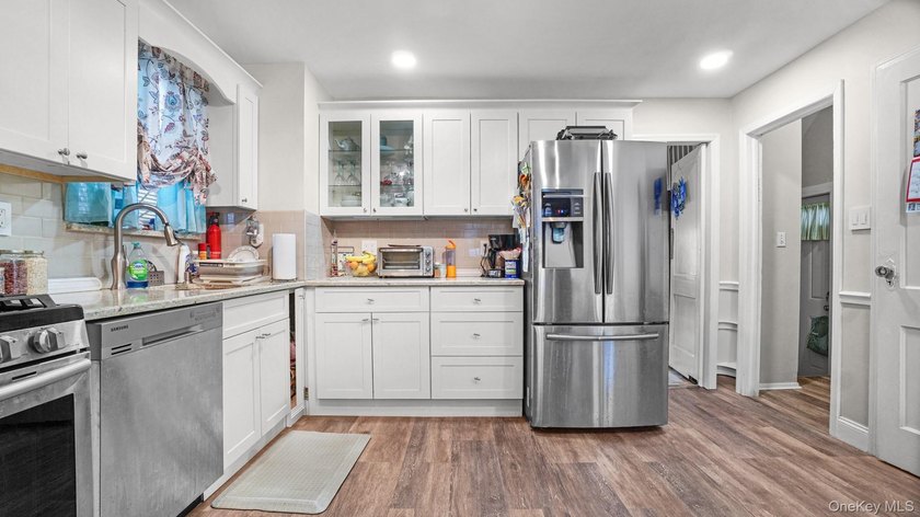 Welcome home! Discover the perfect Blend of space, comfort, and - photo 5