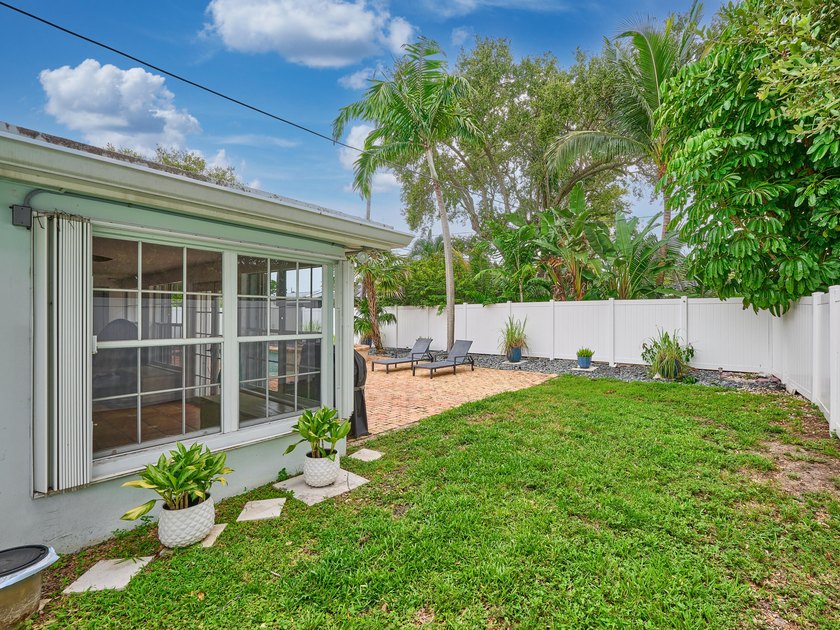 Welcome to your charming and bright Royal Oak Hills home in Boca - photo 11