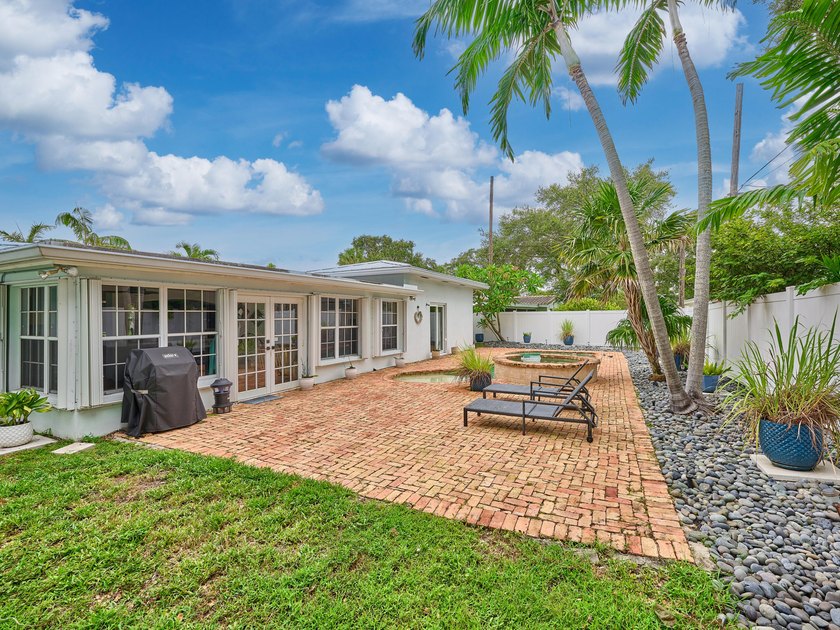 Welcome to your charming and bright Royal Oak Hills home in Boca - photo 12