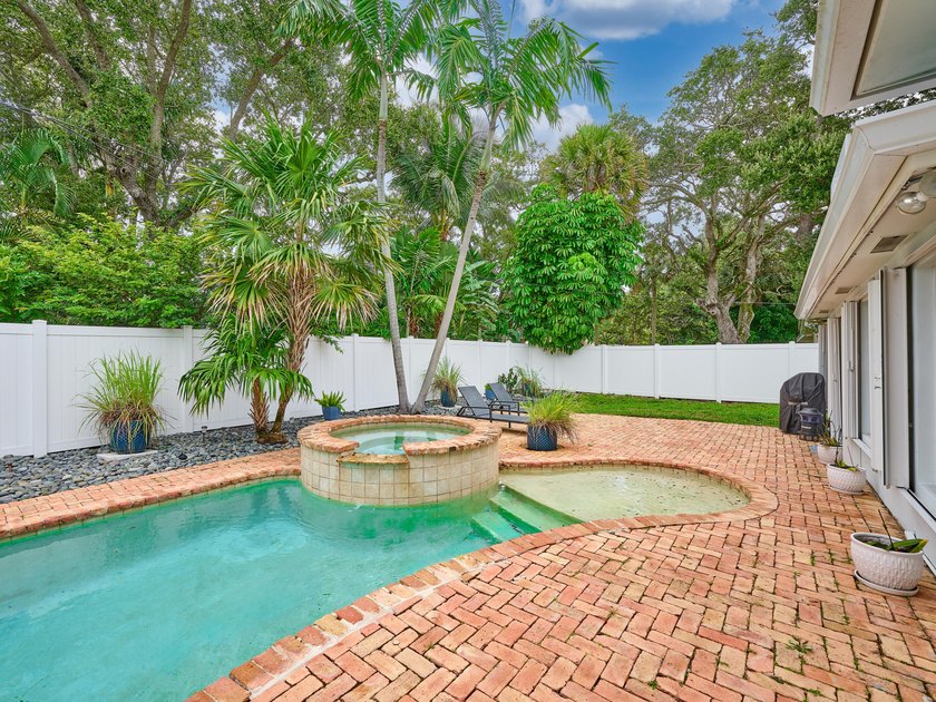 Welcome to your charming and bright Royal Oak Hills home in Boca - photo 13