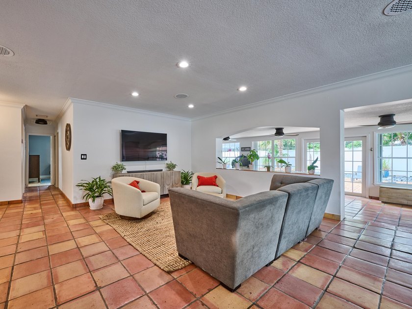 Welcome to your charming and bright Royal Oak Hills home in Boca - photo 19