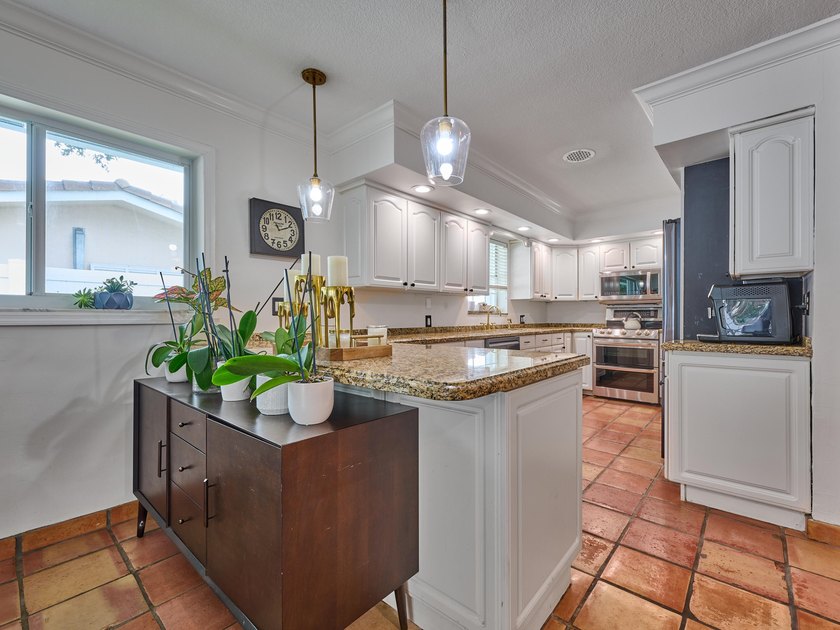 Welcome to your charming and bright Royal Oak Hills home in Boca - photo 22