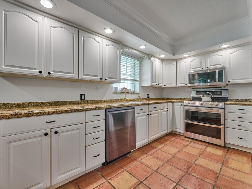 Welcome to your charming and bright Royal Oak Hills home in Boca - photo 27