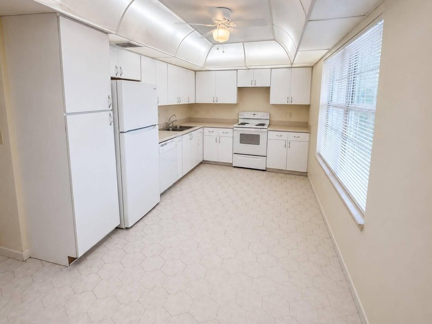 Welcome to this bright and spacious 3-bedroom, 2.5-bath unit - photo 4
