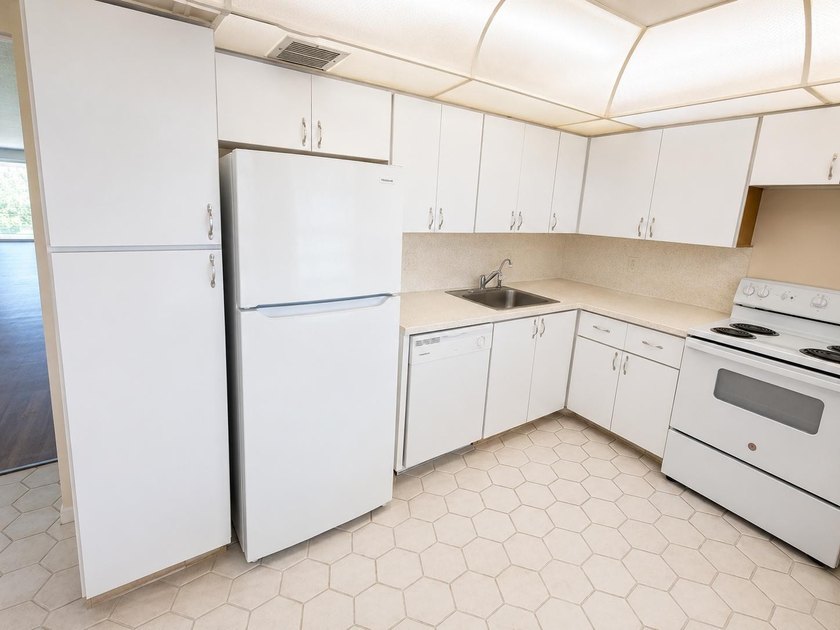 Welcome to this bright and spacious 3-bedroom, 2.5-bath unit - photo 5