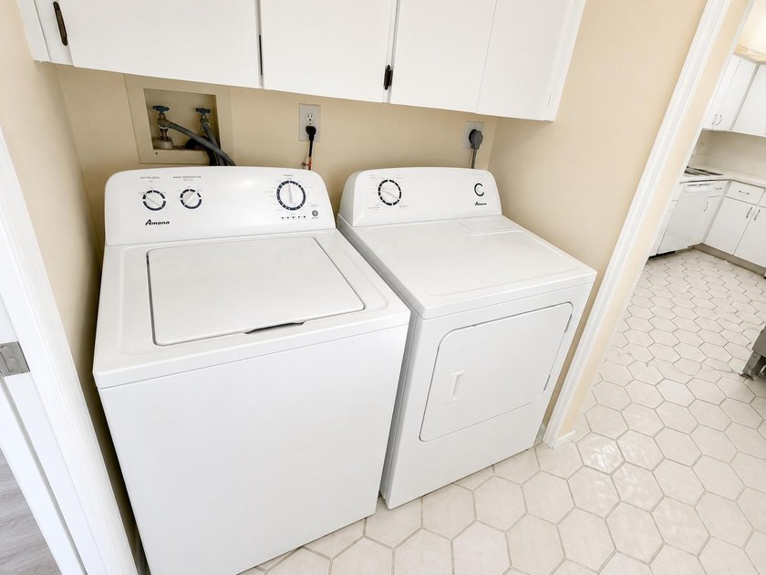 Welcome to this bright and spacious 3-bedroom, 2.5-bath unit - photo 6