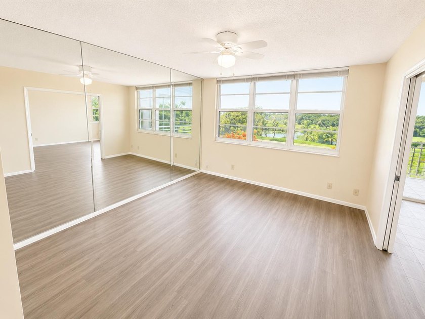 Welcome to this bright and spacious 3-bedroom, 2.5-bath unit - photo 7