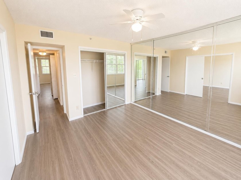 Welcome to this bright and spacious 3-bedroom, 2.5-bath unit - photo 8