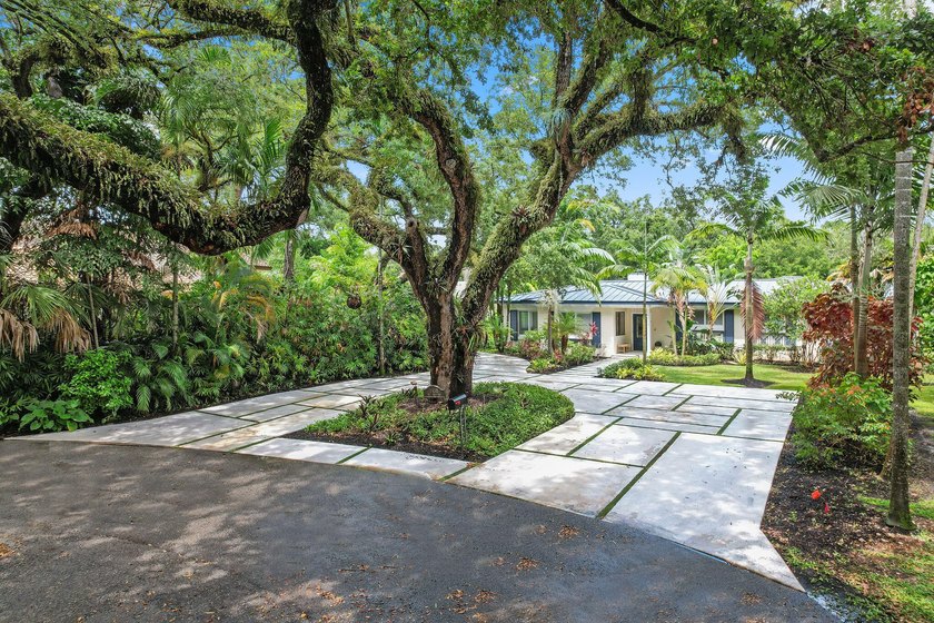 Experience effortless coastal luxury in this one-of-a-kind - photo 2
