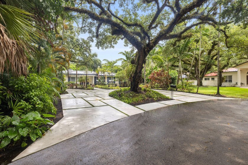 Experience effortless coastal luxury in this one-of-a-kind - photo 3