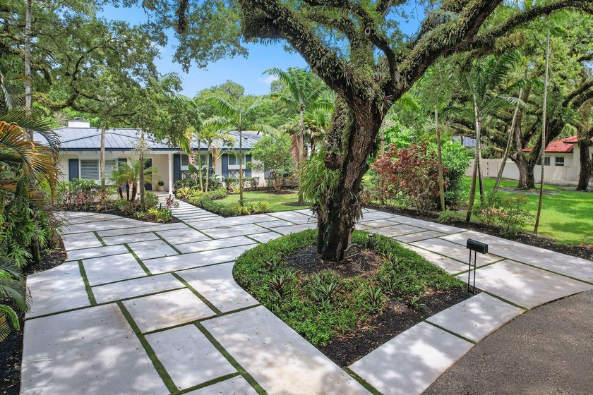 Experience effortless coastal luxury in this one-of-a-kind - photo 4