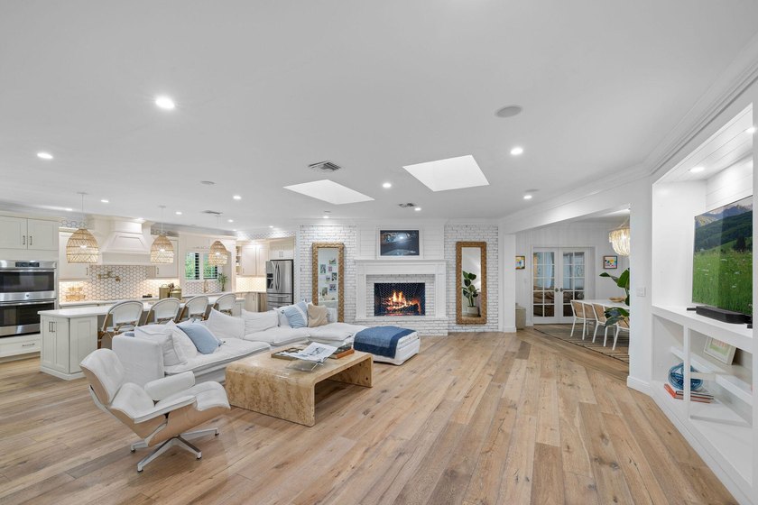 Experience effortless coastal luxury in this one-of-a-kind - photo 10