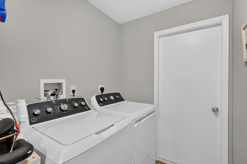 So much to enjoy in this move-in ready 3 Bedroom, 2 Bath, 2 Car - photo 22