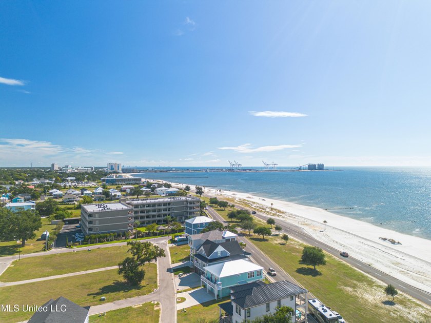 TRUE GULF-FRONT HOME | PANORAMIC WATER VIEWS | LOW-MAINTENANCE - photo 3