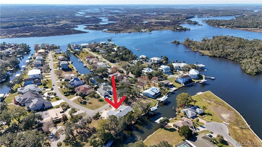 Looking for a waterfront home to make your own? Check out this - photo 3