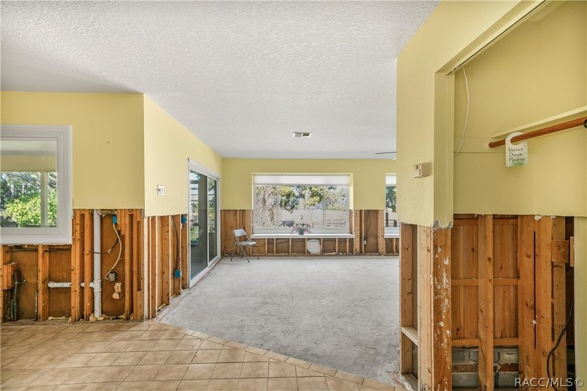 Looking for a waterfront home to make your own? Check out this - photo 9