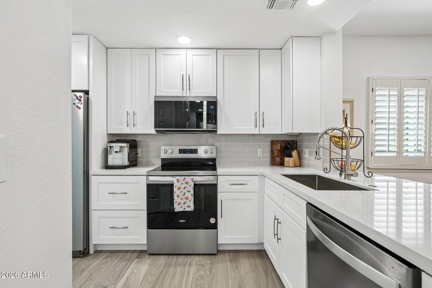 Fully renovated 2-bedroom, 2-bathroom townhouse in sought after - photo 7