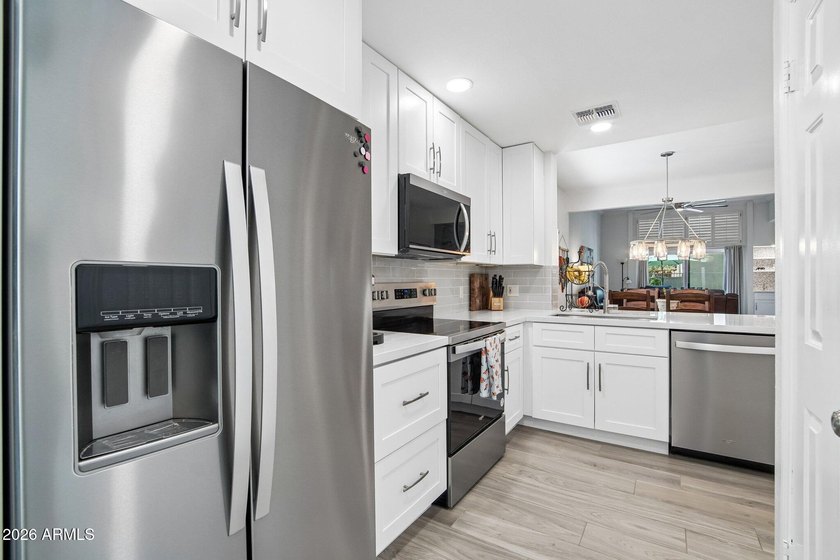 Fully renovated 2-bedroom, 2-bathroom townhouse in sought after - photo 9