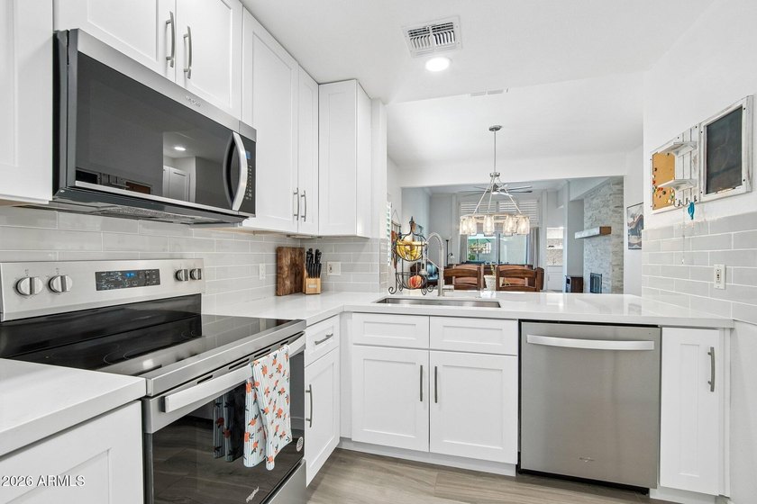 Fully renovated 2-bedroom, 2-bathroom townhouse in sought after - photo 10
