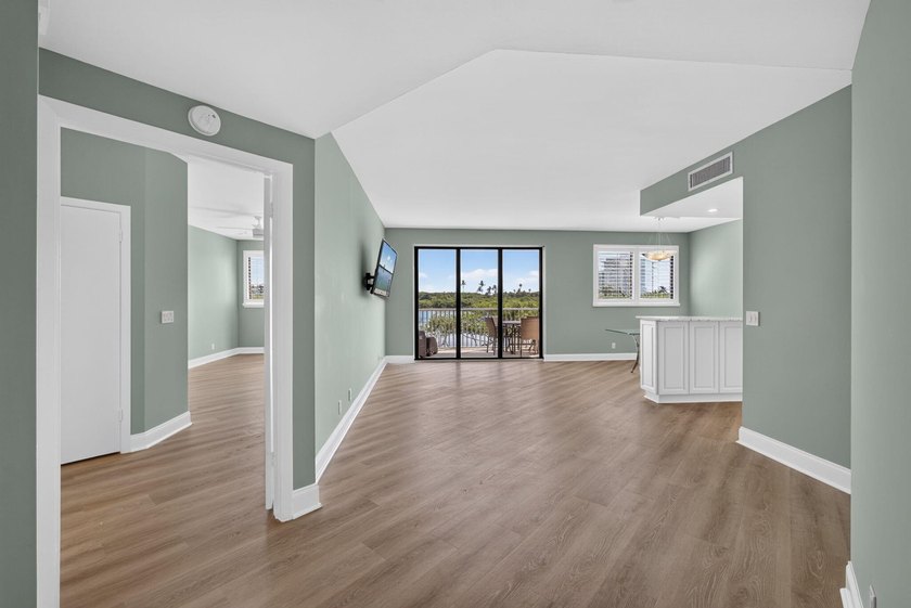 Enjoy over 1,460 sq. ft. of beautifully renovated Intracoastal - photo 4