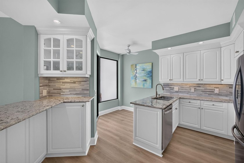 Enjoy over 1,460 sq. ft. of beautifully renovated Intracoastal - photo 8
