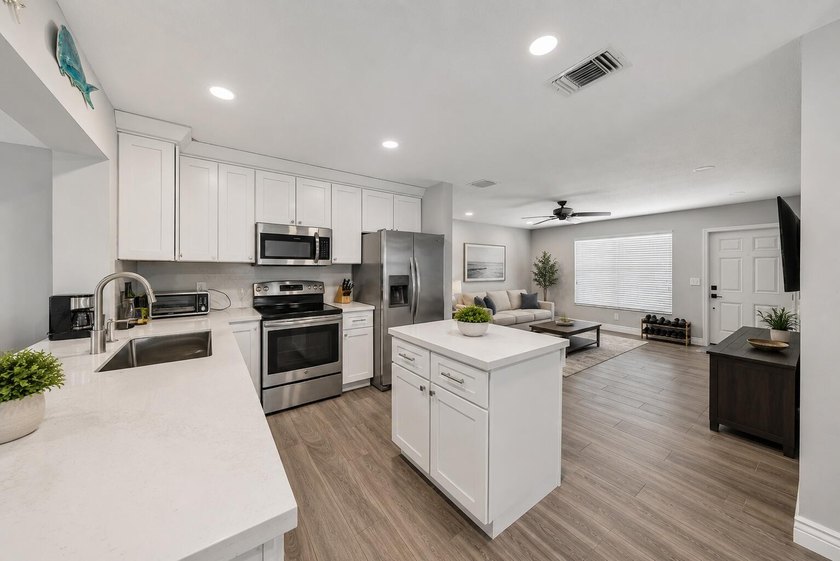 Beautifully updated 2-bedroom, 2-bath home with a versatile - photo 3