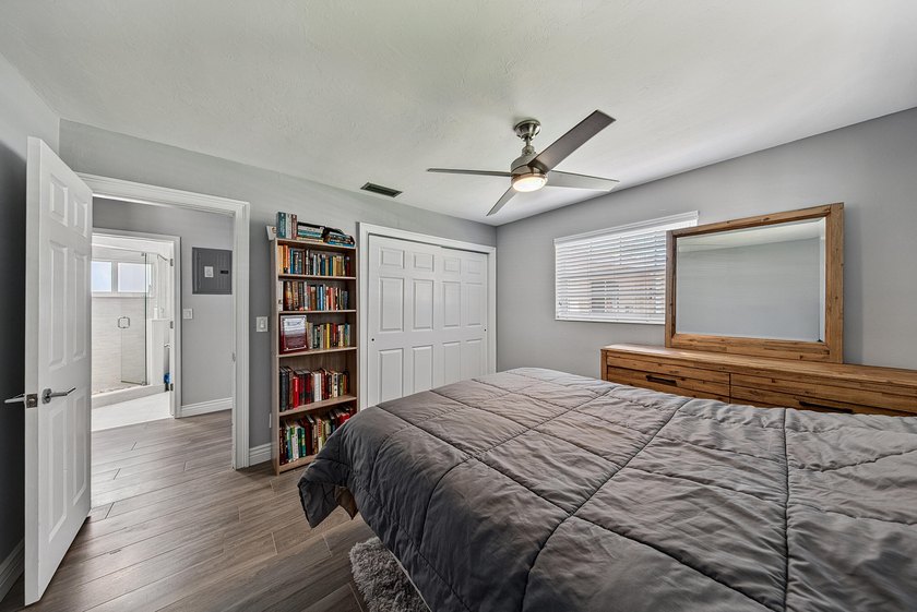 Beautifully updated 2-bedroom, 2-bath home with a versatile - photo 6
