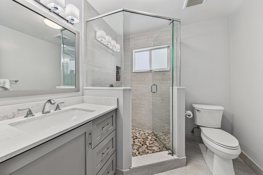 Beautifully updated 2-bedroom, 2-bath home with a versatile - photo 7