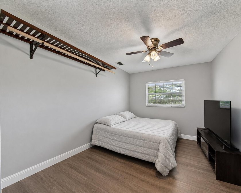Beautifully updated 2-bedroom, 2-bath home with a versatile - photo 9