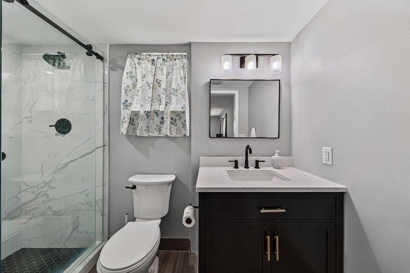 Beautifully updated 2-bedroom, 2-bath home with a versatile - photo 10