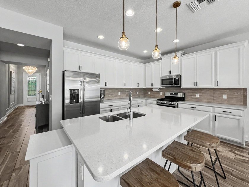 Welcome to this beautifully maintained 3-bedroom, 2-bath home - photo 8
