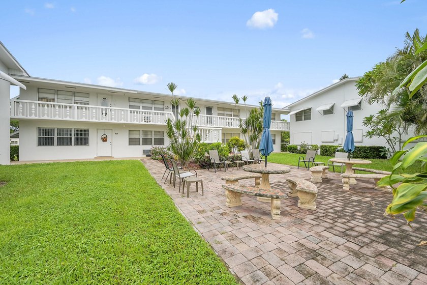 Welcome home to this beautifully furnished 1-bedroom, 1-bath - photo 2