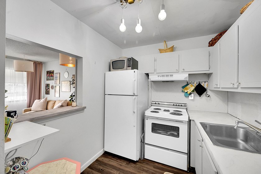 Welcome home to this beautifully furnished 1-bedroom, 1-bath - photo 3