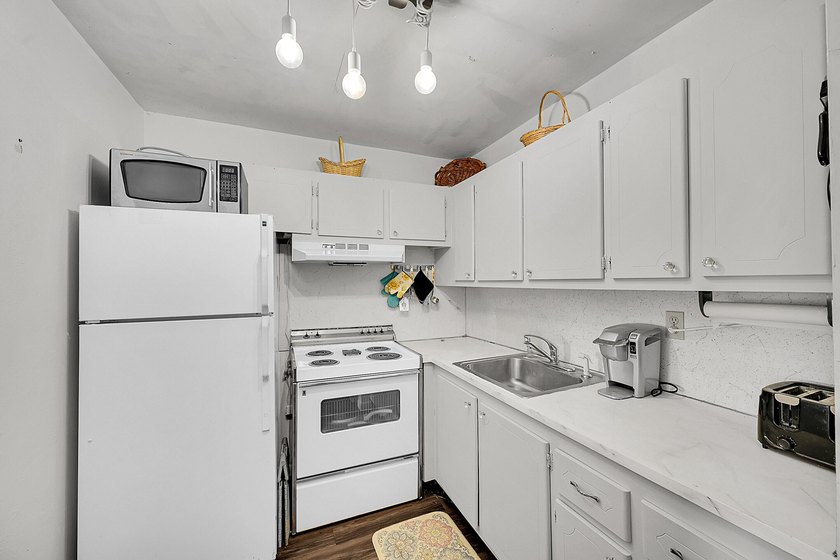 Welcome home to this beautifully furnished 1-bedroom, 1-bath - photo 4