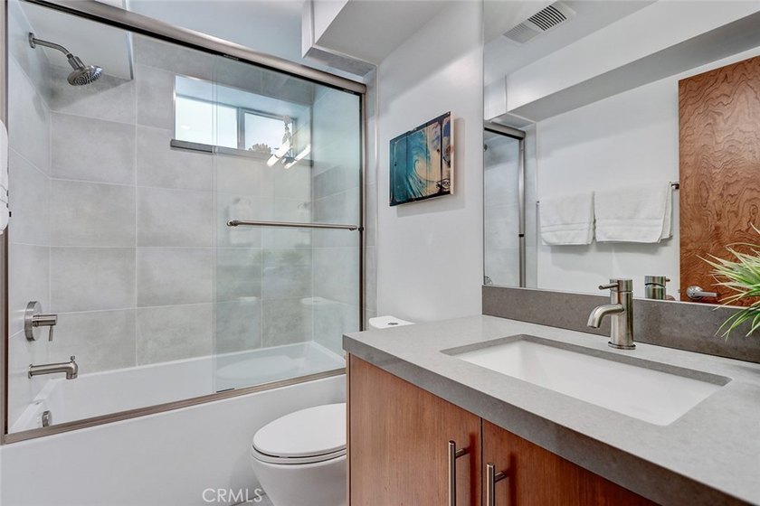 Front unit townhouse. Tons of natural light throughout the house - photo 9