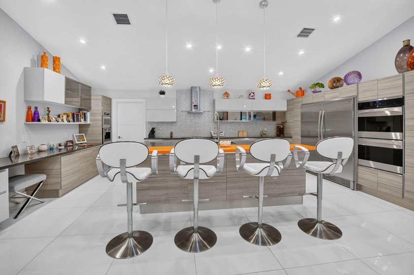 Welcome to 3245 Saint James Dr. in Woodfield Hunt Club, a gated - photo 32