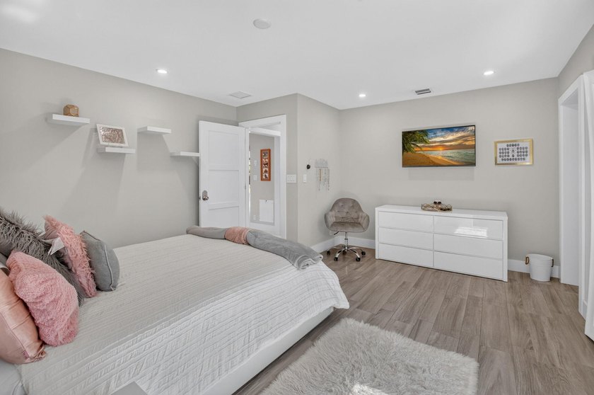 Welcome to 3245 Saint James Dr. in Woodfield Hunt Club, a gated - photo 34