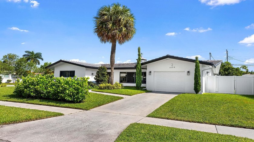 Beautifully renovated and completely move-in ready! This - photo 2