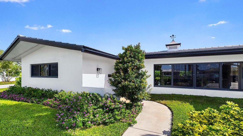 Beautifully renovated and completely move-in ready! This - photo 3