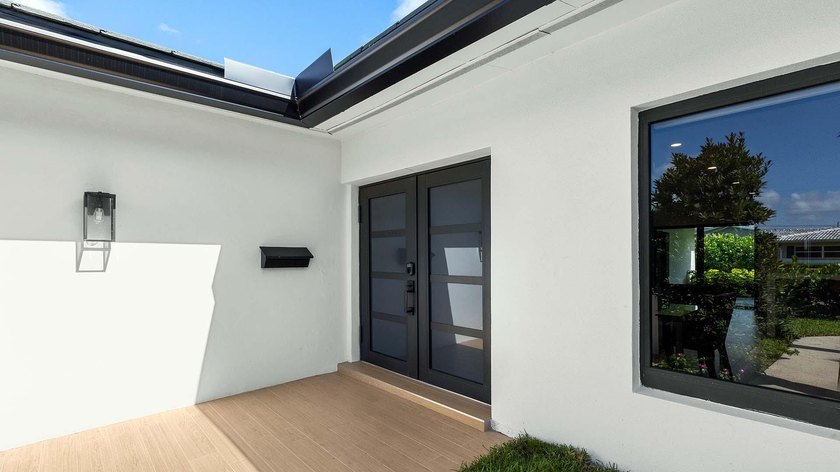 Beautifully renovated and completely move-in ready! This - photo 4