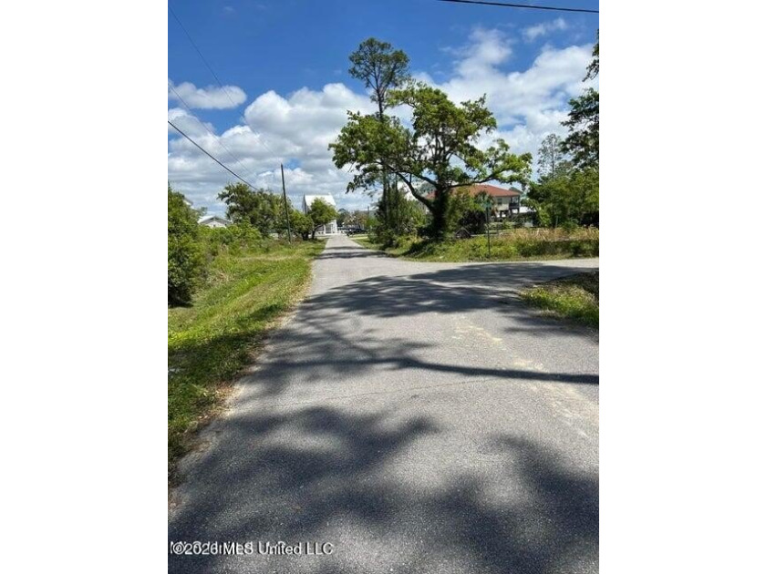 Great lot in a great location! Build your dream home in the - photo 2