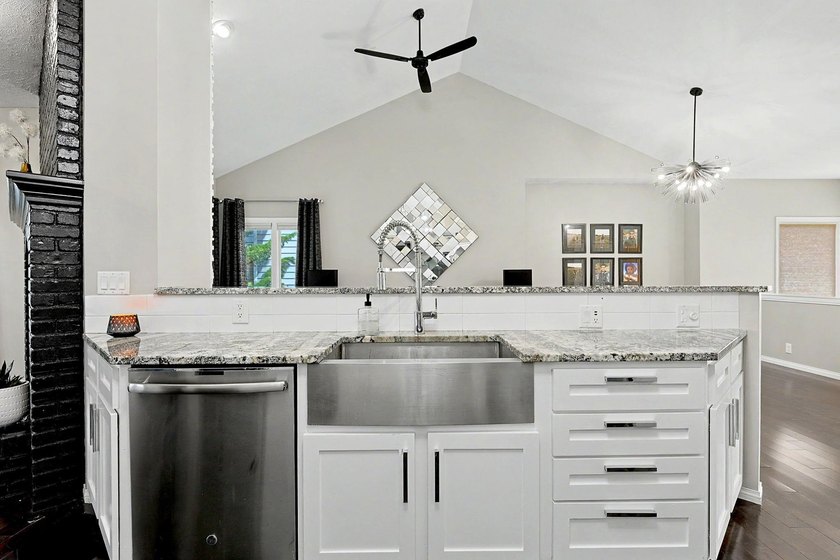 Beautiful modern customized home on the lake side of The - photo 12
