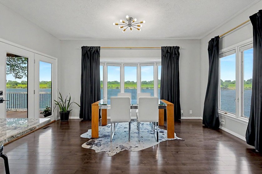 Beautiful modern customized home on the lake side of The - photo 15