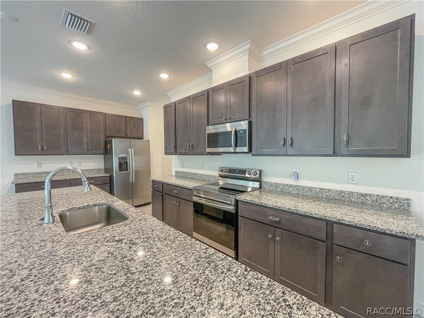Move-in ready and situated on a desirable corner double lot - photo 9