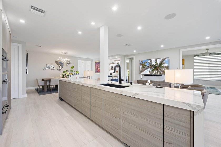 Beautifully updated harbor home in the prestigious Admirals Cove - photo 2