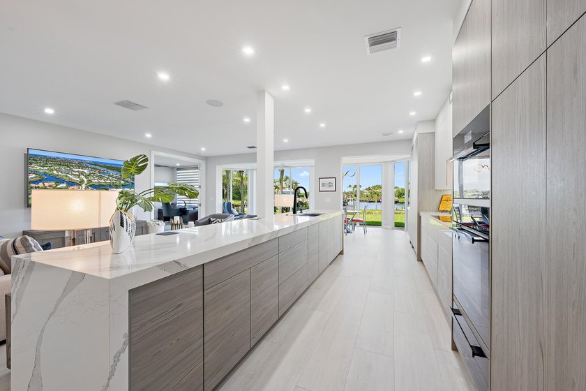 Beautifully updated harbor home in the prestigious Admirals Cove - photo 3