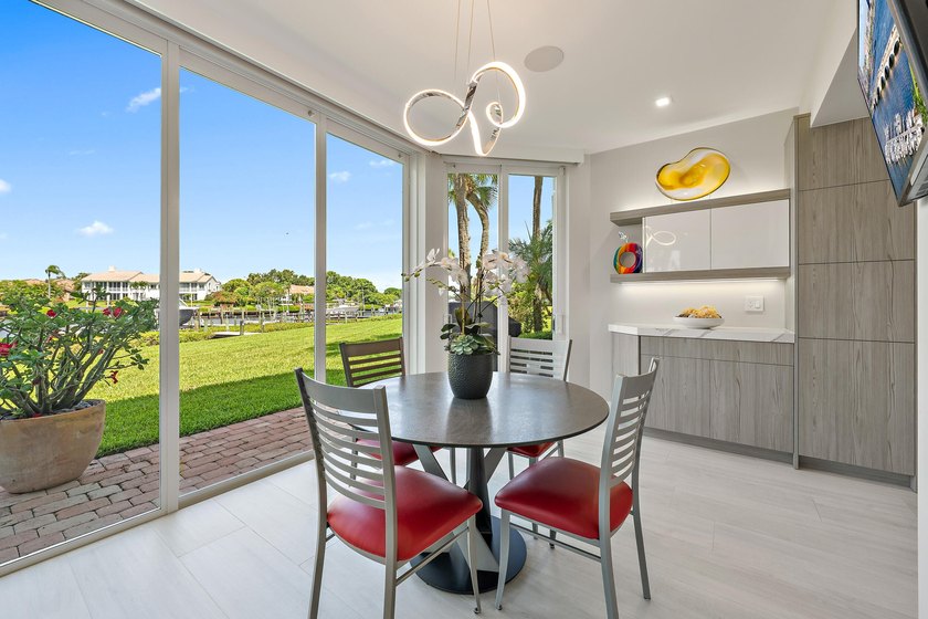 Beautifully updated harbor home in the prestigious Admirals Cove - photo 5