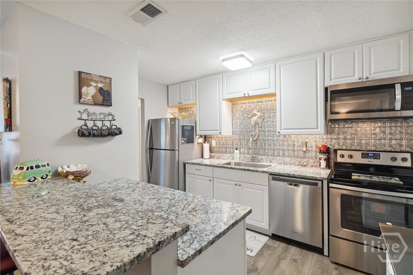 Welcome to this well-maintained ranch-style home on Savannah's - photo 9